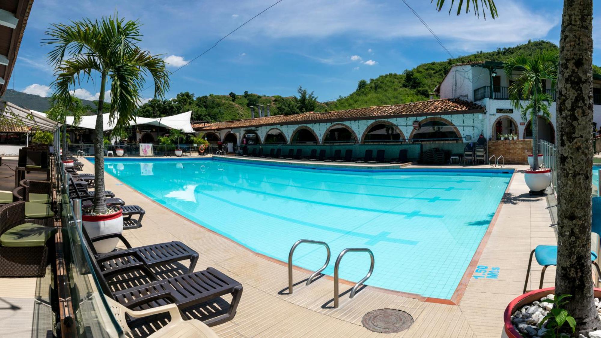 Hotel San Juan Internacional Girón Екстериор снимка
